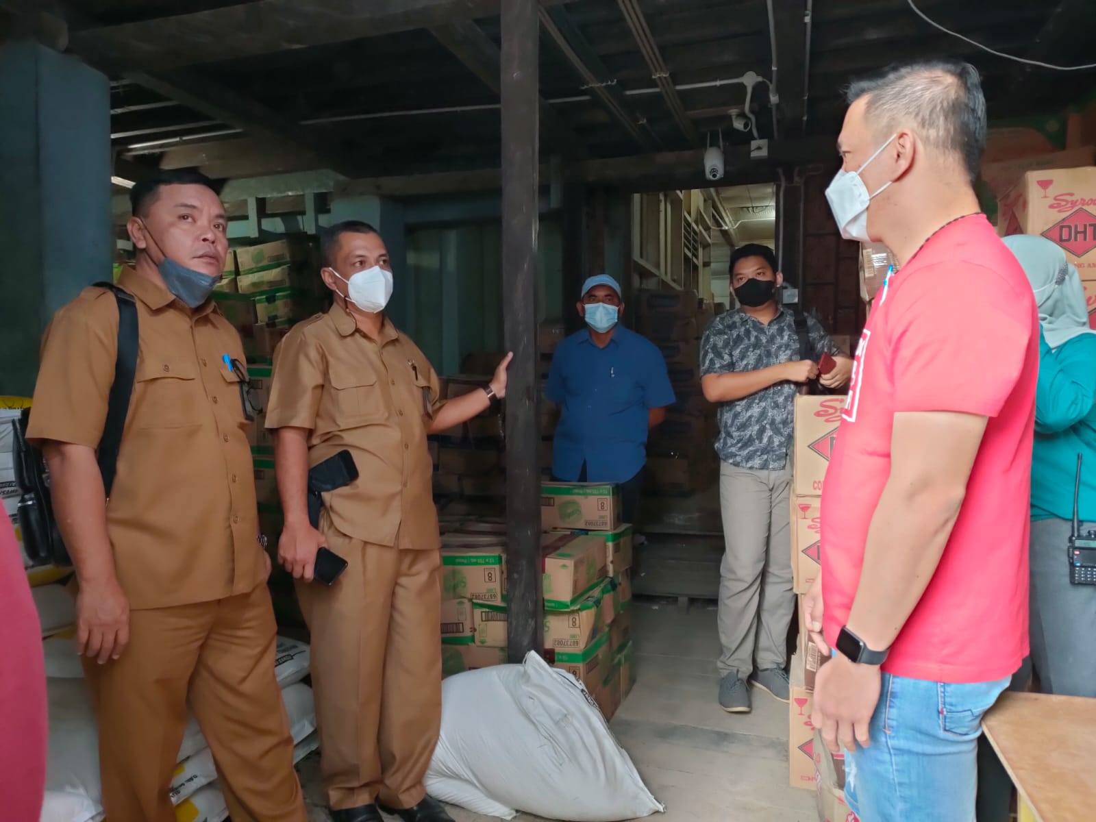 Disprindag Melakukan Komunikasi Dengan Dian Perdana selaku Owner Agen Sembako Piala Mas Untuk Mengetahui Kondisi Barang Di Gudangnya