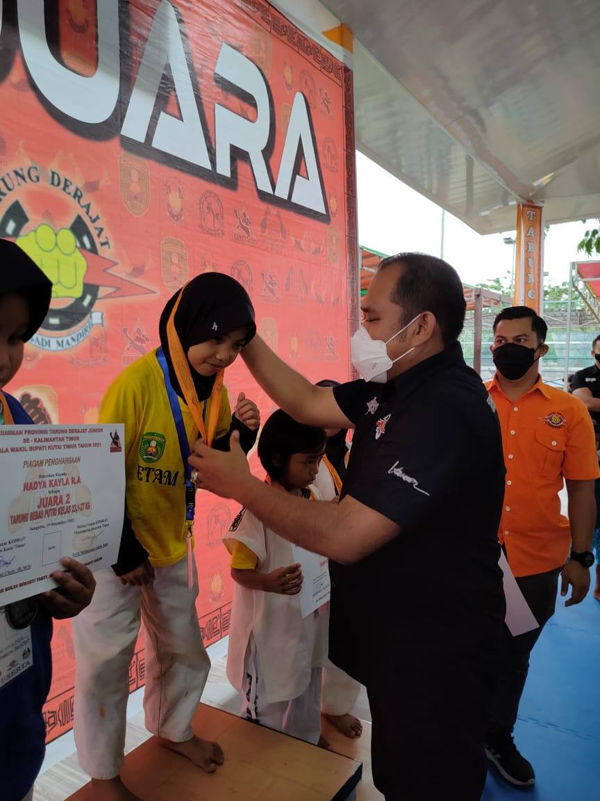Wakil Bupati Kutim Mengalungkan Mendali Kepada Atlet Tarung Derajat Junior