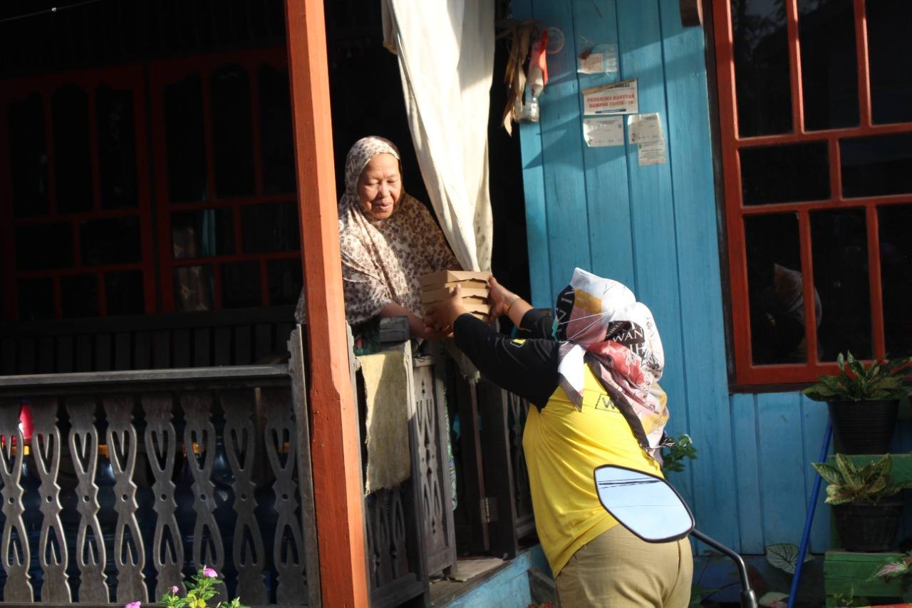 Team Gerak P4STI1 Bagikan Ratusan Paket Makanan Siap Saji Kepada Warga Kampung Kajang 