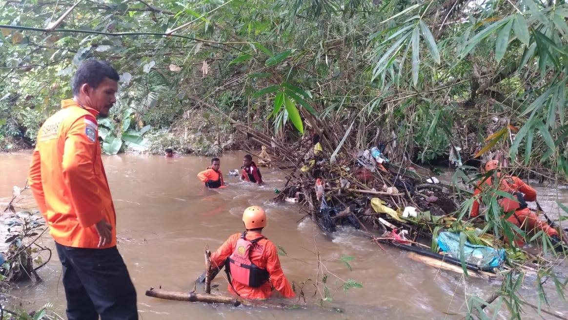 Tim SAR Melakukan Pencarian Di Sungai Rantau Pulung
