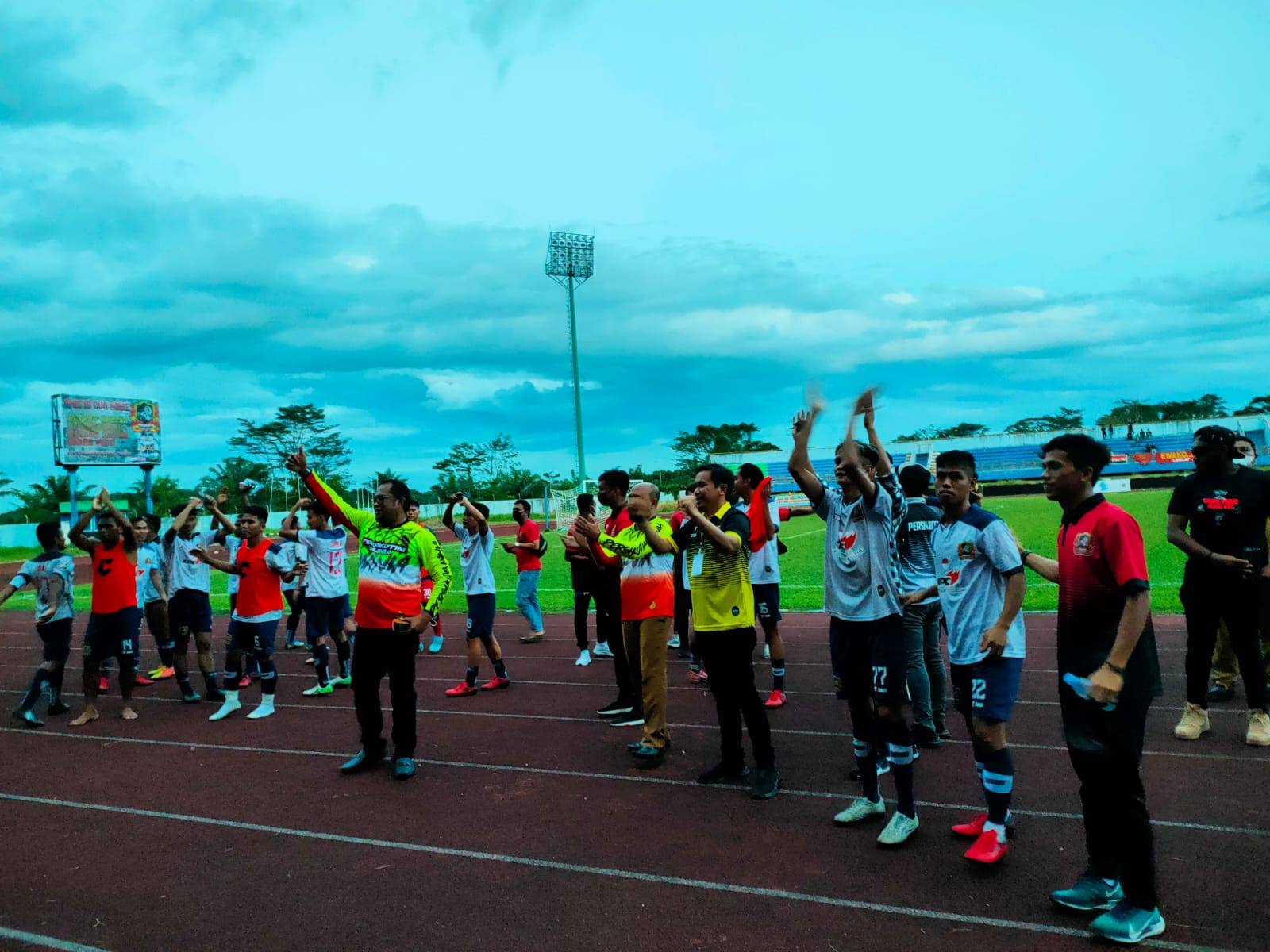 Ketua ASKAB PSSI Kutim Bersama Seluruh Pemain dan Official Mengapresiasi Dukungan Dari Seluruh Masyarakat Kutim
