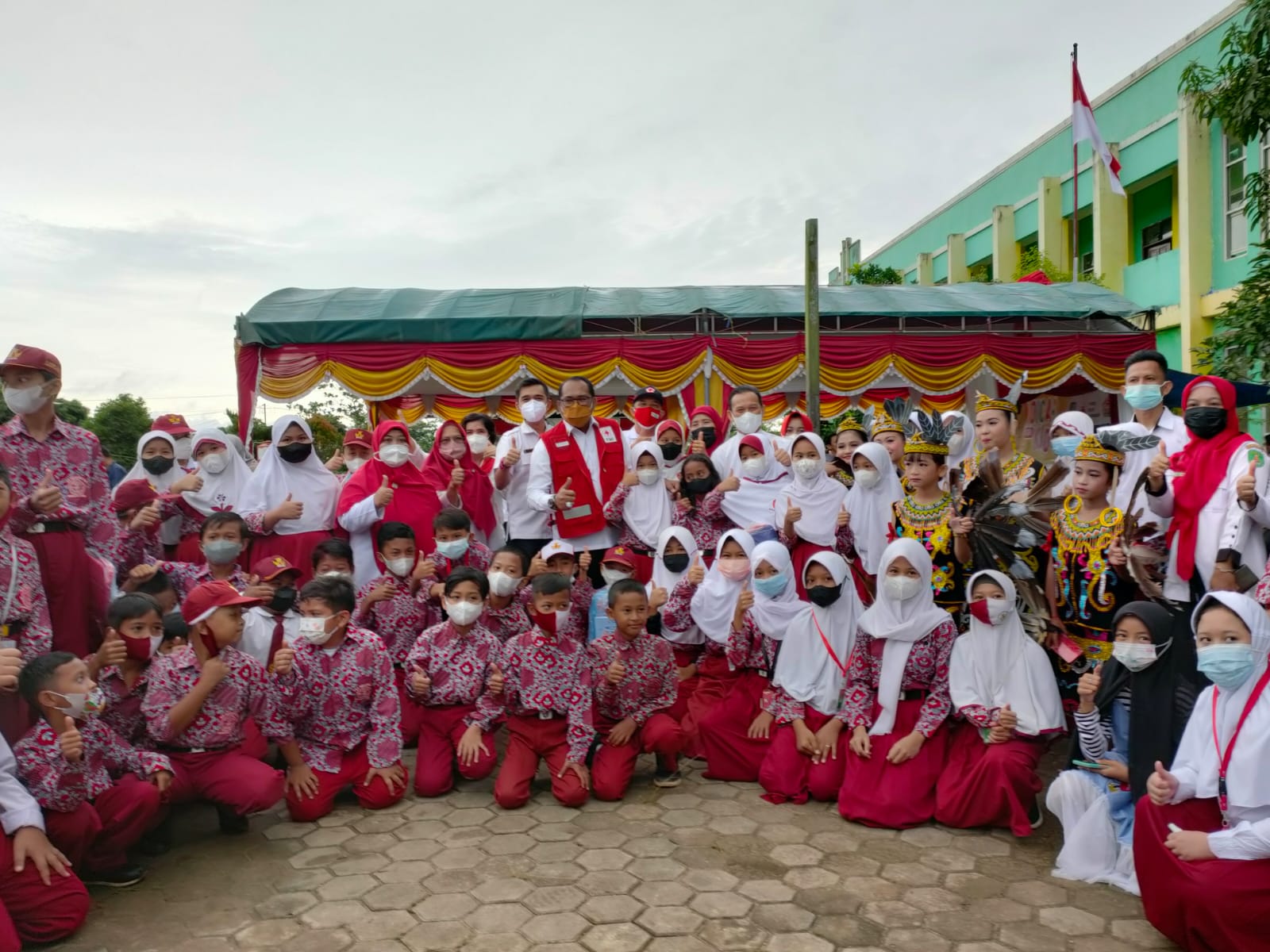 Seluruh Peserta Mangabadikan Moment Bersama Ketua PMI Kutim dan Dinas Pendidikan