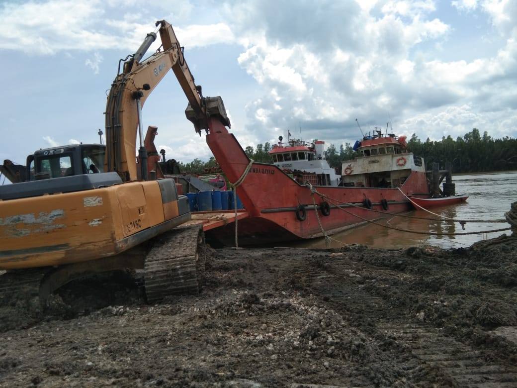 LCT Rimba Raya 9 Berhasil Dievakuasi Oleh Tim Gabungan