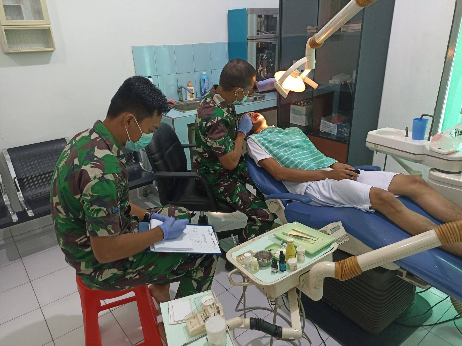 Tim Kesehatan Melakukan Pemeriksaan Calon Bintara Dan Tamtama TNI AL