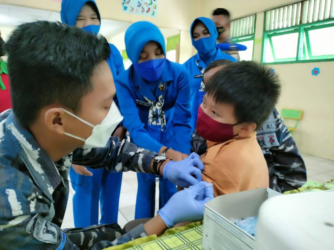 Siswa SDN 004 Sangatta Mengikuti Vaksinasi Garapan Lanal Sangatta