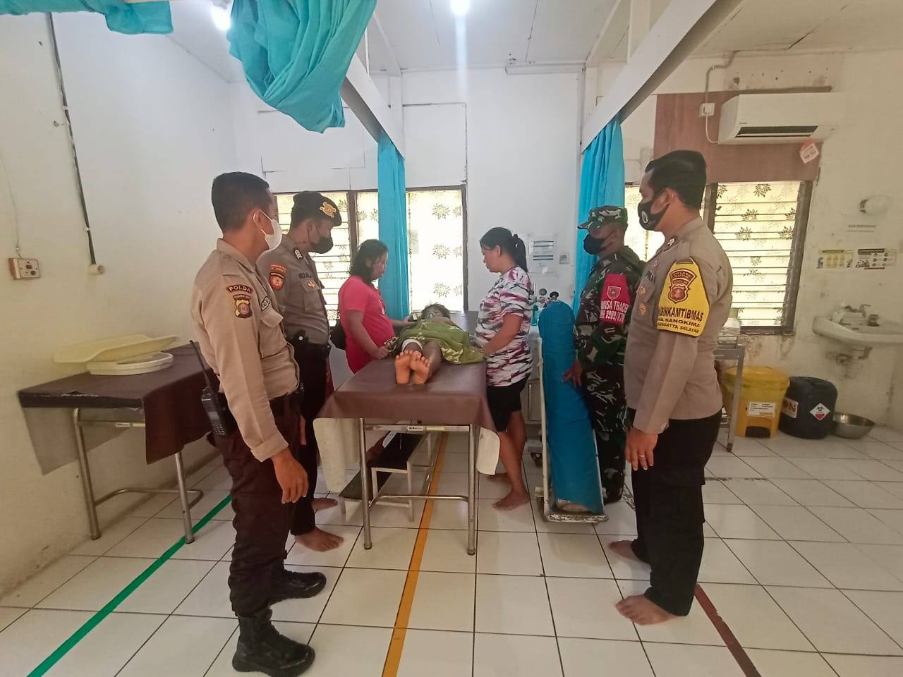 Korban Mendapatkan Perawatan Usai Diserang Buaya Saat Berenang di Pantai Pasir Putih