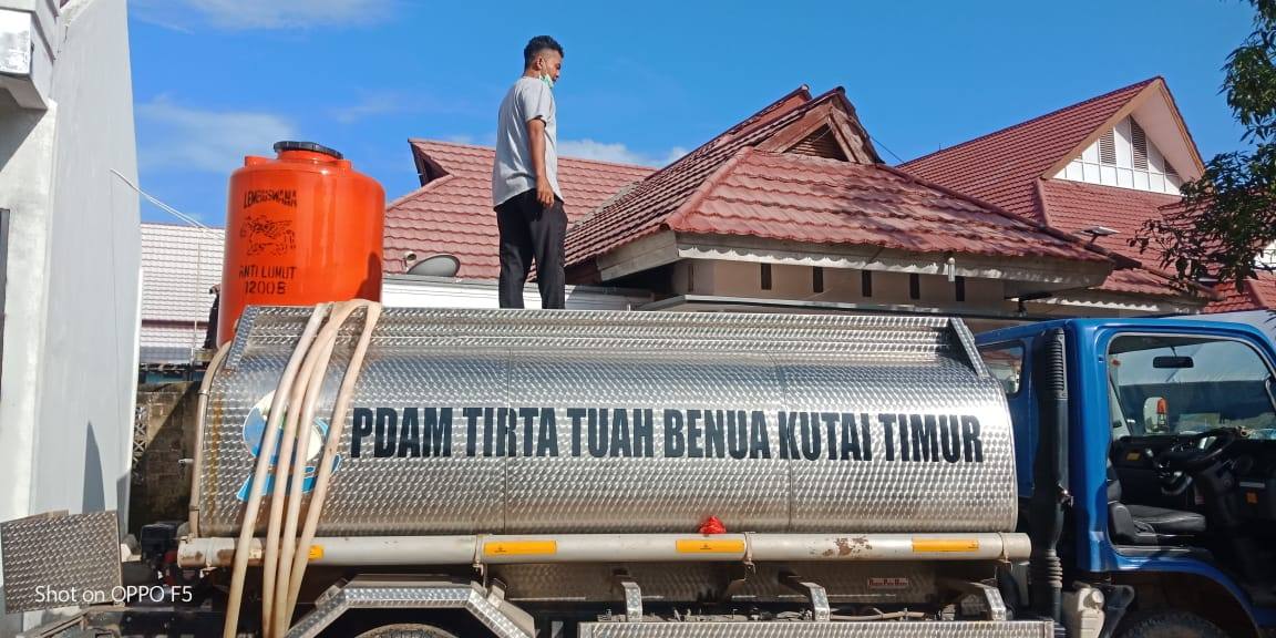 Petugas Perumdam Tirta Tuah Benua Distribusikan Air Bersih ke Fasilitas Umum
