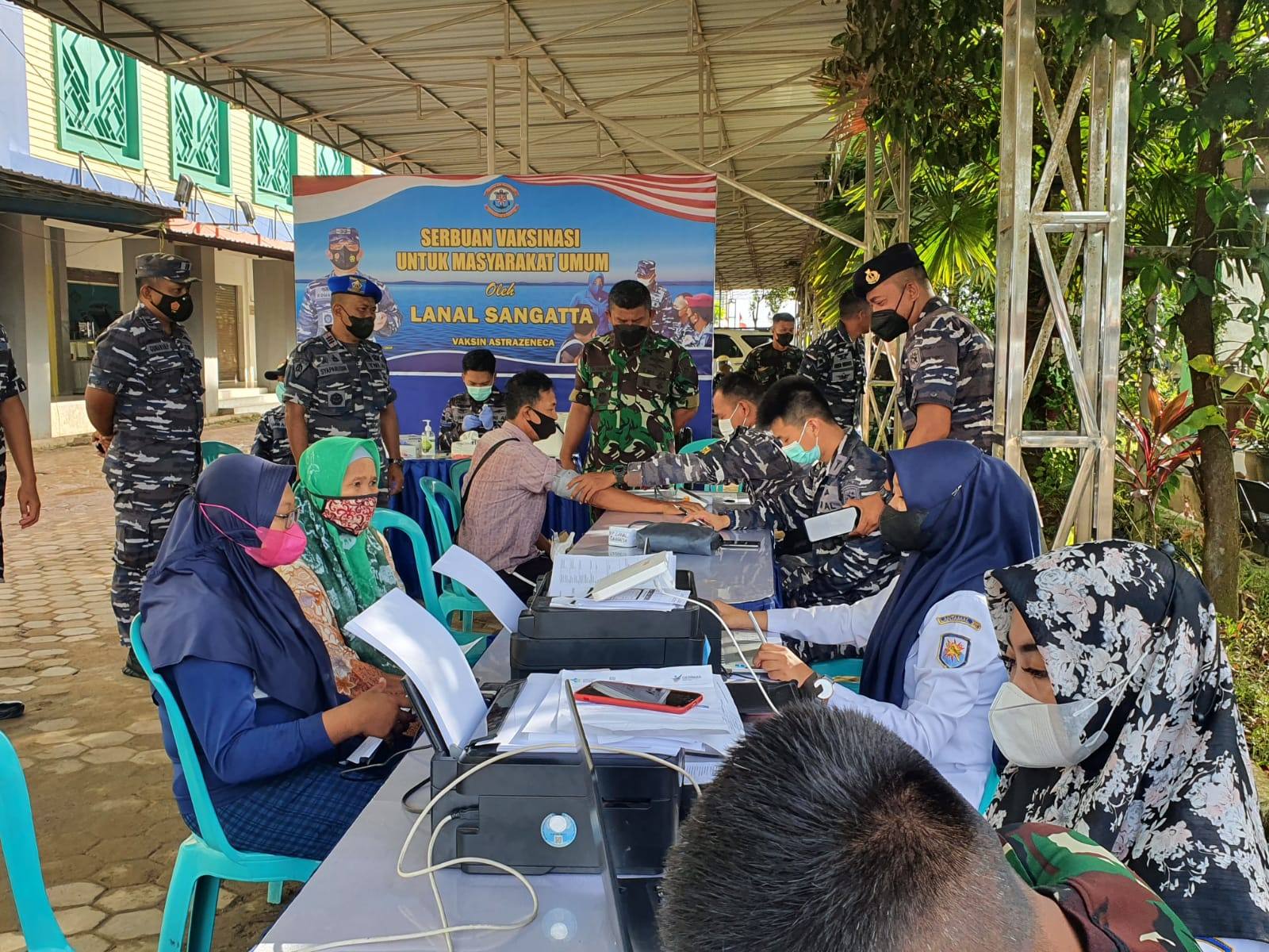 Danlanal Sangatta Langsung Meninjau Pelaksanaan Vaksinasi