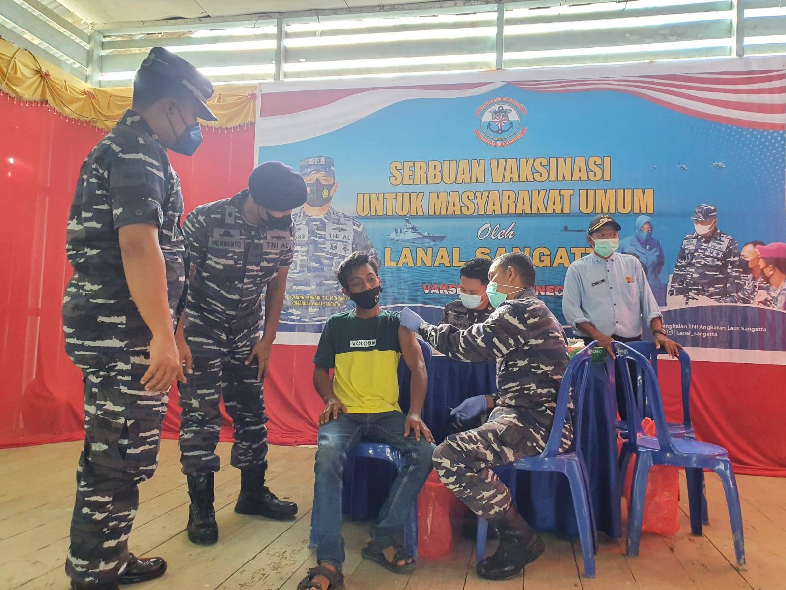 Lanal Sangatta Menyerbu Masyarakat Sangkulirang Untuk Berikan Vaksinasi