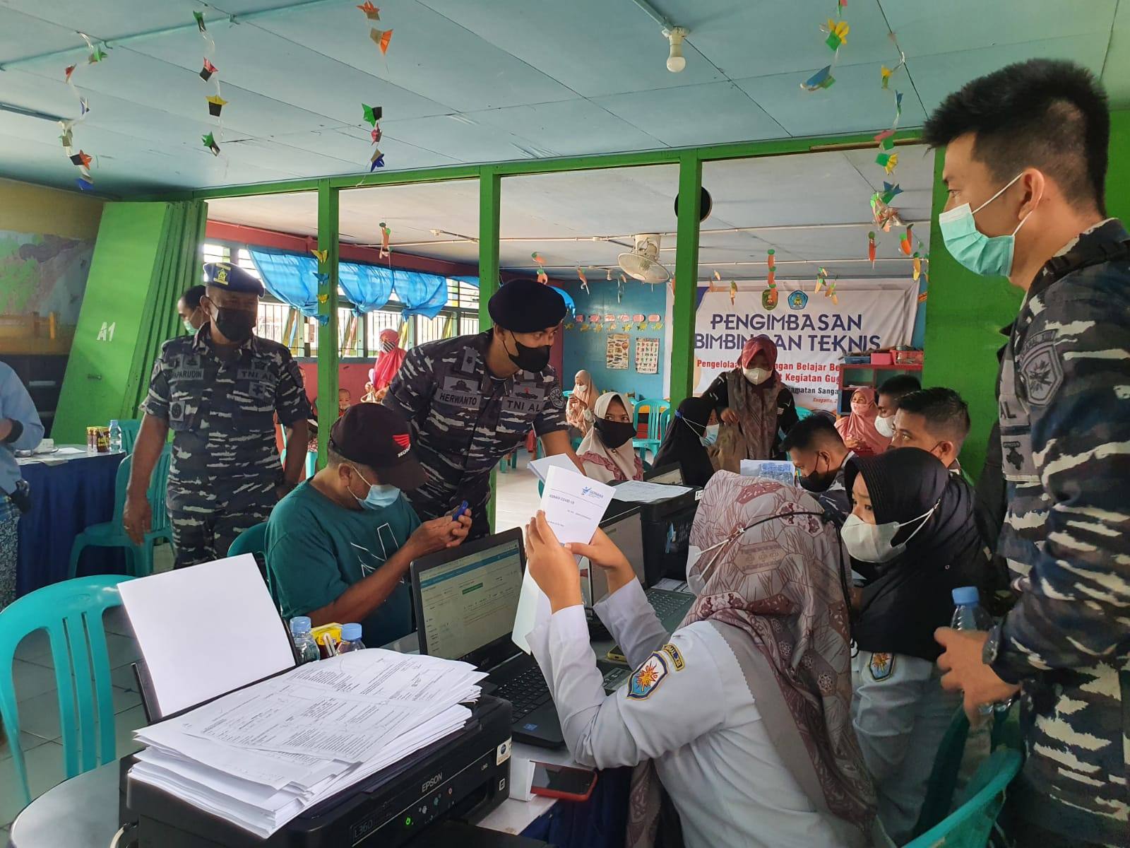 Palaksa Lanal Sangatta Mengawal Pelaksanaan Vaksinasi Bagi Pedagang Pasar Sangatta Selatan