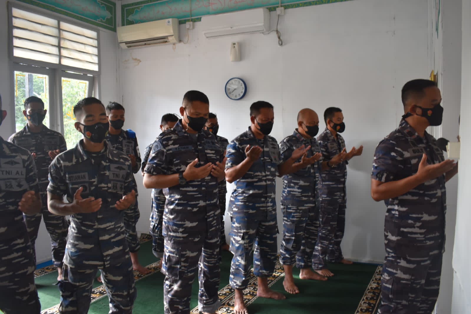 Prajurit Lanal Sangatta Menggelar Sholat Ghoib dan Mengirimkan Doa Usai Gugurnya 2 Prajurit TNI AL