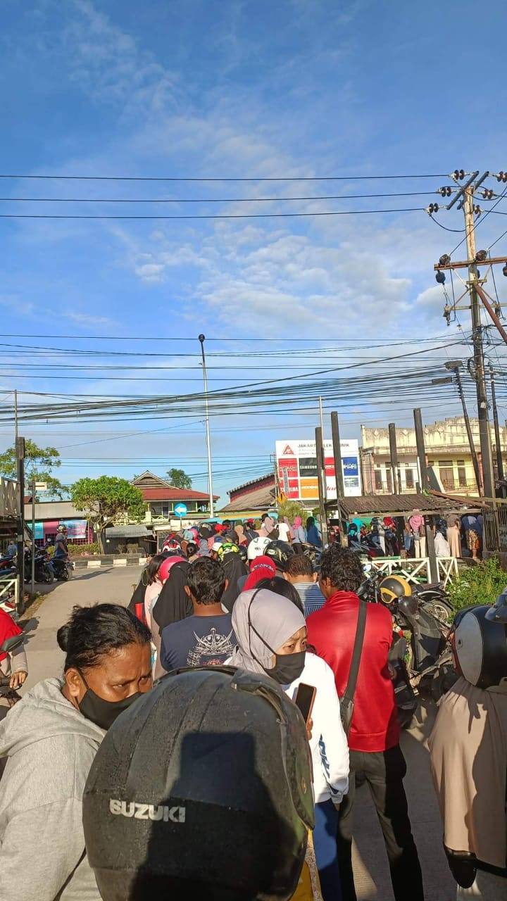 Warga Sangatta Antre Demi Dapatkan Minyak Goreng